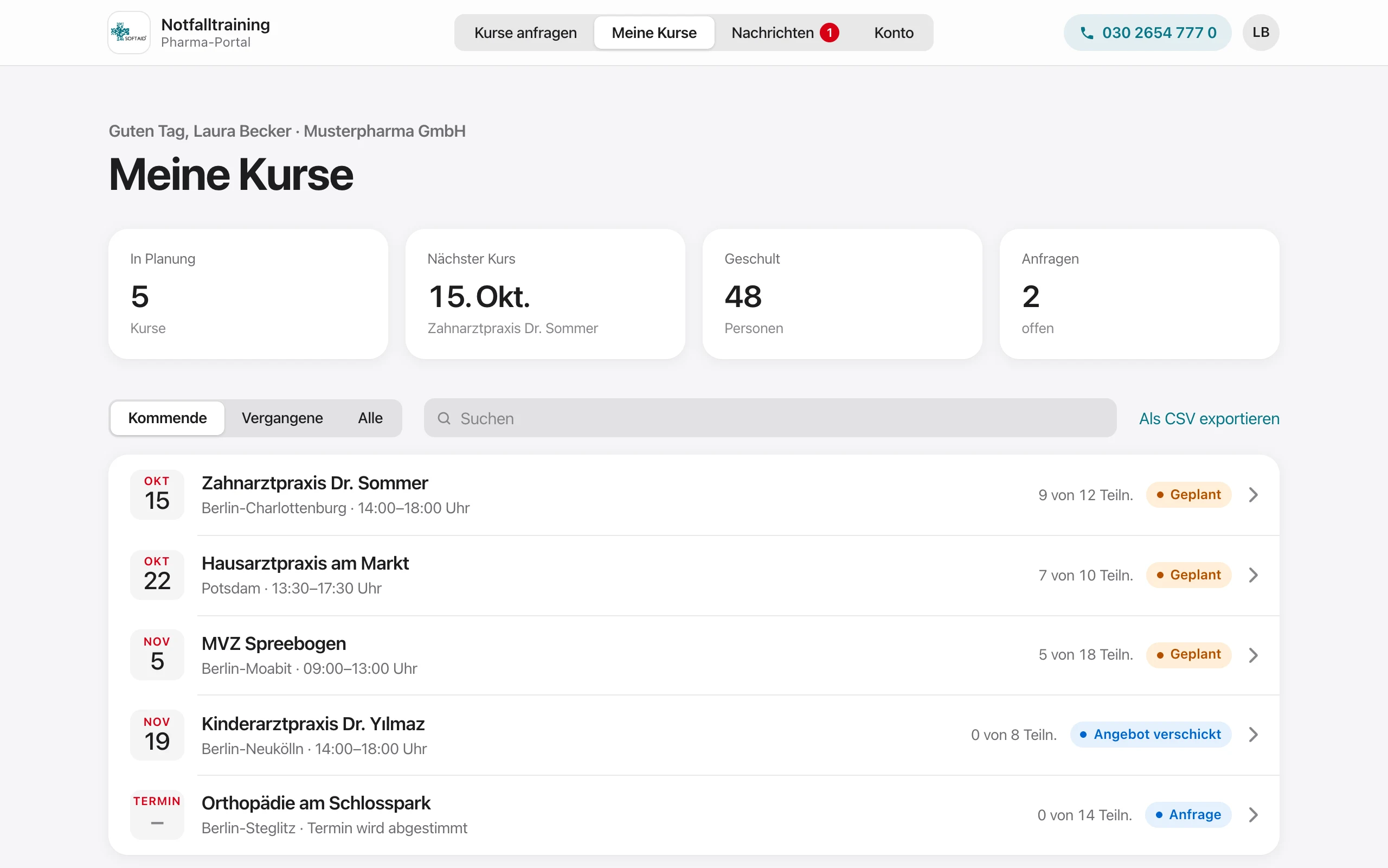 Pharma-Portal, Seite „Meine Kurse“: vier Kennzahlen und eine Liste der kommenden Kurse mit Datum, Praxis, Teilnehmerzahl und Status.